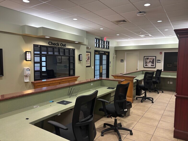 More Photos Of 2818 Linkhorne Dr, Lynchburg Medical For Lease