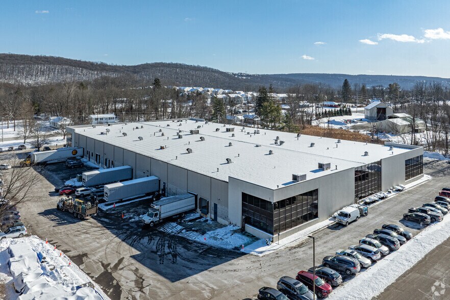More Photos Of 101 Bilby Rd, Hackettstown Showroom For Lease