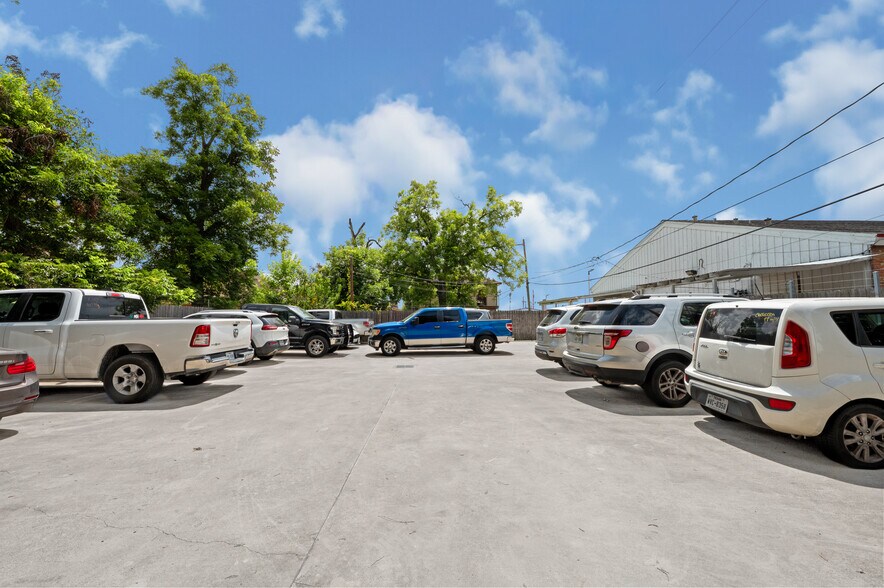 More Photos Of 411 Spencer Hwy, South Houston Auto Dealership For Lease