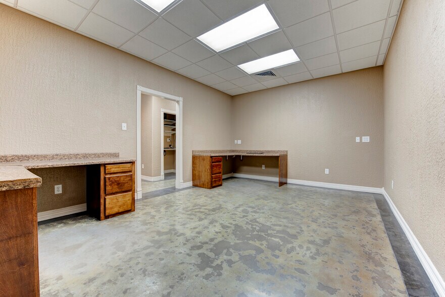 More Photos Of 11180 Cox Rd, Conroe Warehouse For Lease