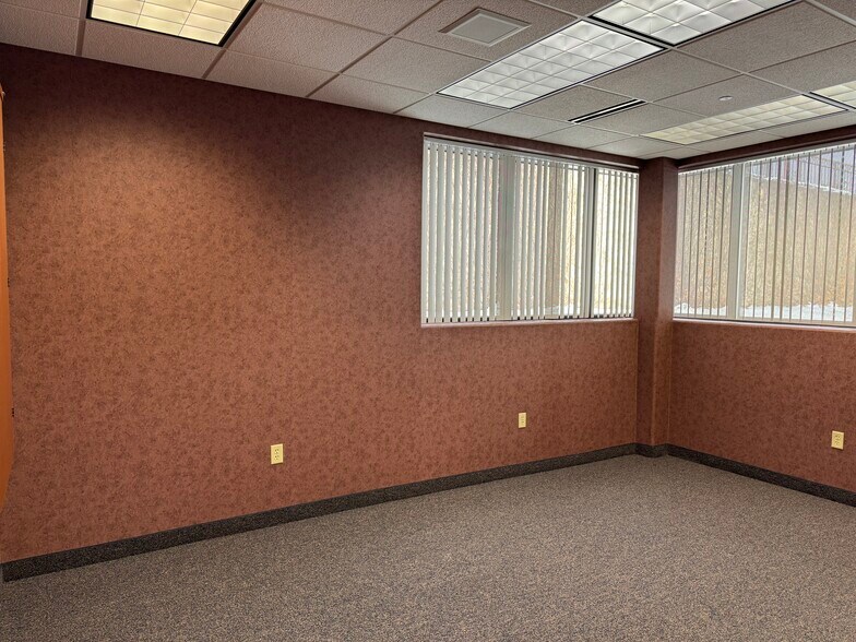 More Photos Of 3605 Stewart Ave, Wausau Flex For Sale