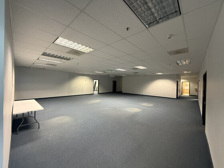 More Photos Of 45 Turner Dr, Middletown Warehouse For Lease