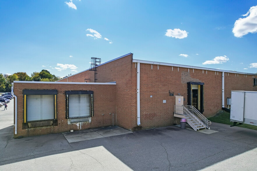More Photos Of 4795 Commercial Plaza St, Winston-Salem Manufacturing For Sale