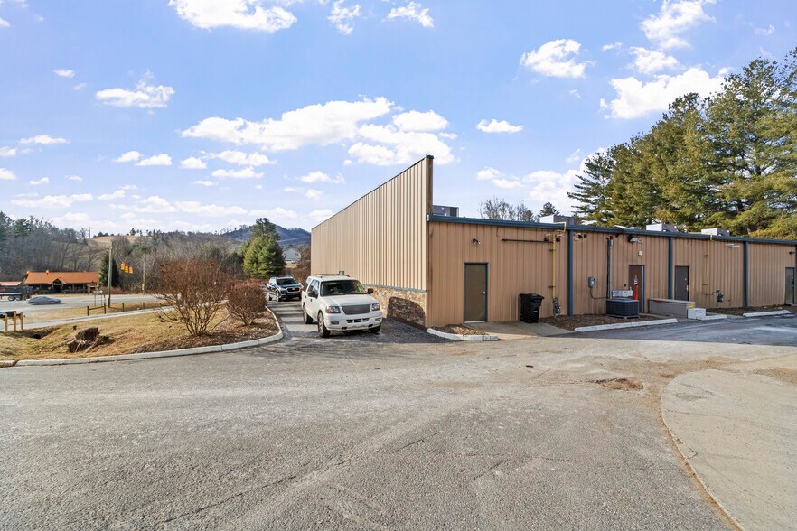 More Photos Of 41 Charlie Brown Rd, Burnsville Flex For Lease