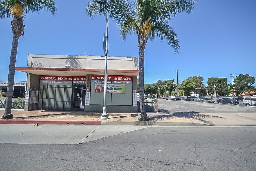 More Photos Of 1306 S Main St, Santa Ana Freestanding For Lease
