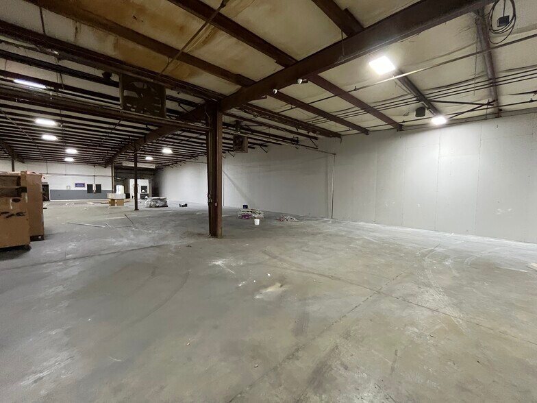 More Photos Of 9479 S Main St, Jonesboro Manufacturing For Lease