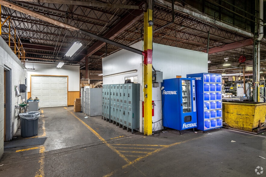 More Photos Of 225 Hubbard Rd, Youngstown Warehouse For Lease