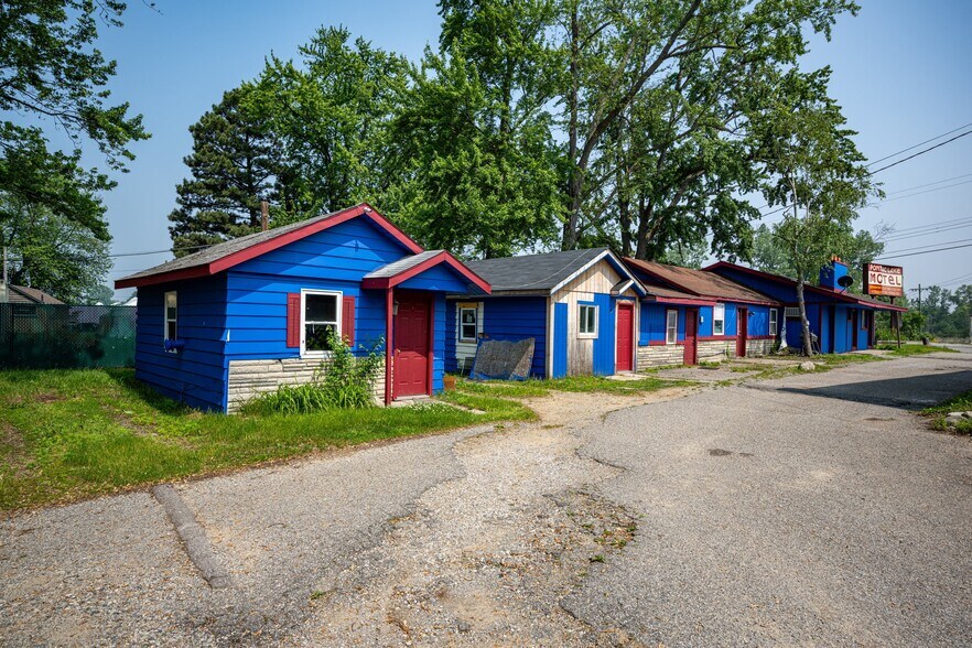 More Photos Of 8230 Highland Rd, White Lake Hotel For Sale