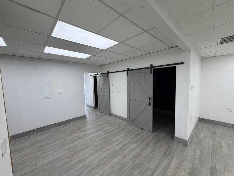 More Photos Of 505 W Hwy 90, Castroville Service Station For Lease