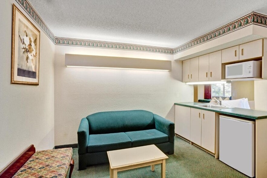 More Photos Of 6690 Shannon Pky, Union City Hotel For Sale