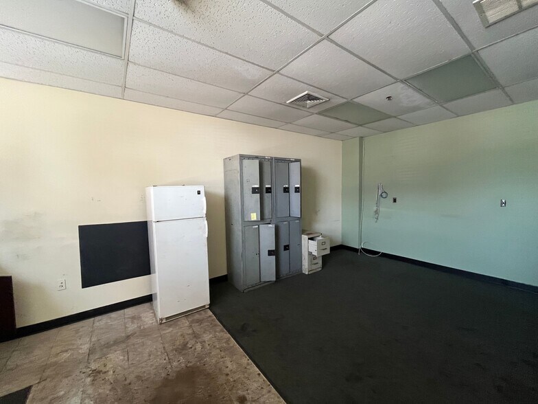 More Photos Of 3 Smalley Ave, Middlesex Warehouse For Lease