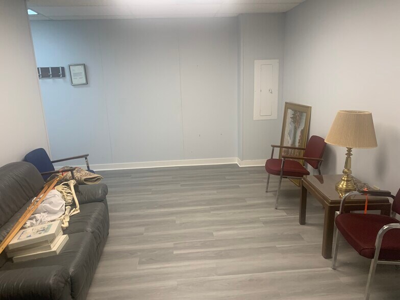 More Photos Of 8 Quakerbridge Plz, Hamilton Office For Sale