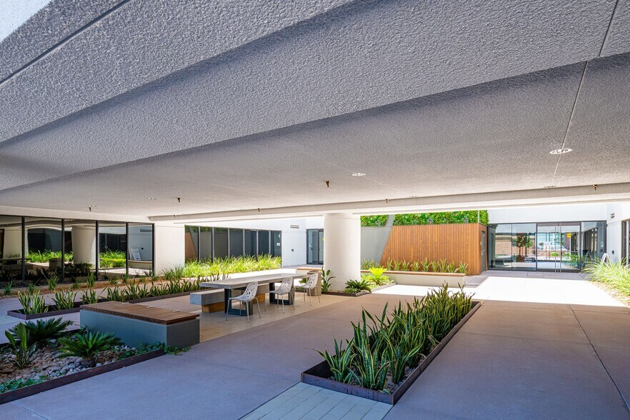 More Photos Of 1661 E Camelback Rd, Phoenix Office For Lease