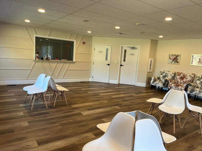 More Photos Of 183 Heritage Dr, Crystal Lake Medical For Lease