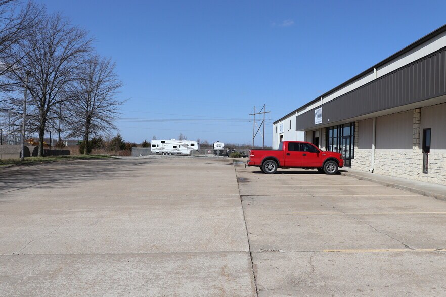 More Photos Of 1500 S 169 Hwy, Smithville Manufacturing For Lease