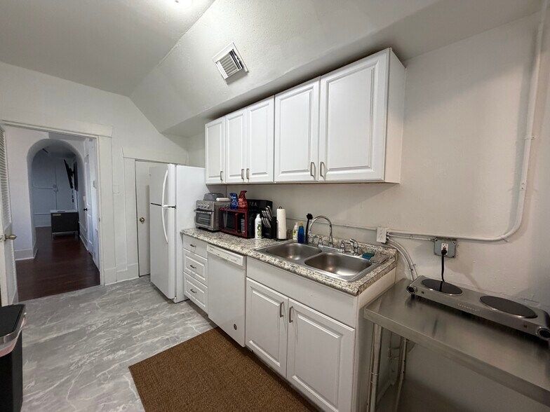 More Photos Of 402 Hyde Park Blvd, Houston Multifamily For Sale