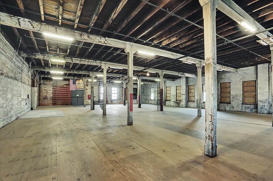 More Photos Of 701 E Hay St, York Warehouse For Lease