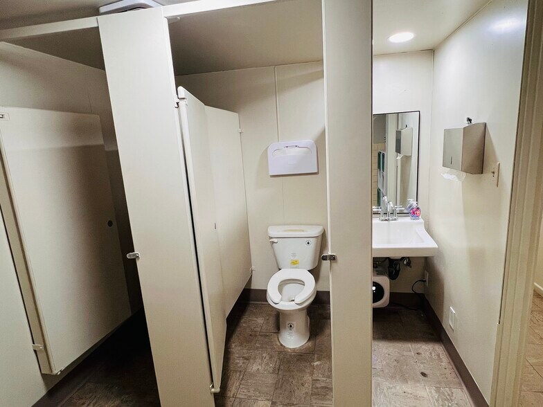 More Photos Of 2219 Fair Park Ave, Los Angeles Warehouse For Lease