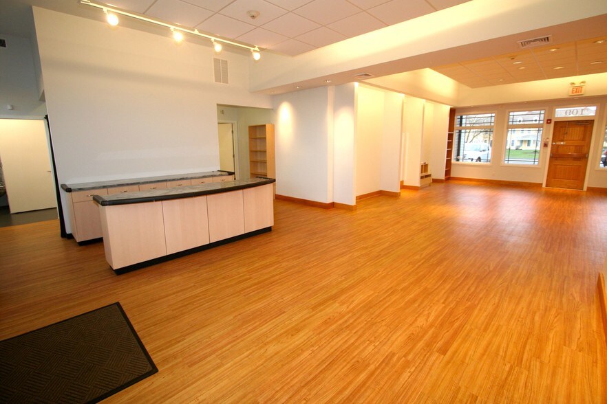 More Photos Of 245 Amity Rd, Woodbridge Storefront Retail Office For Lease