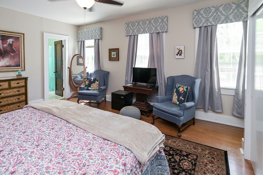 More Photos Of 799 Whitthorne St, Shelbyville Hospitality For Sale