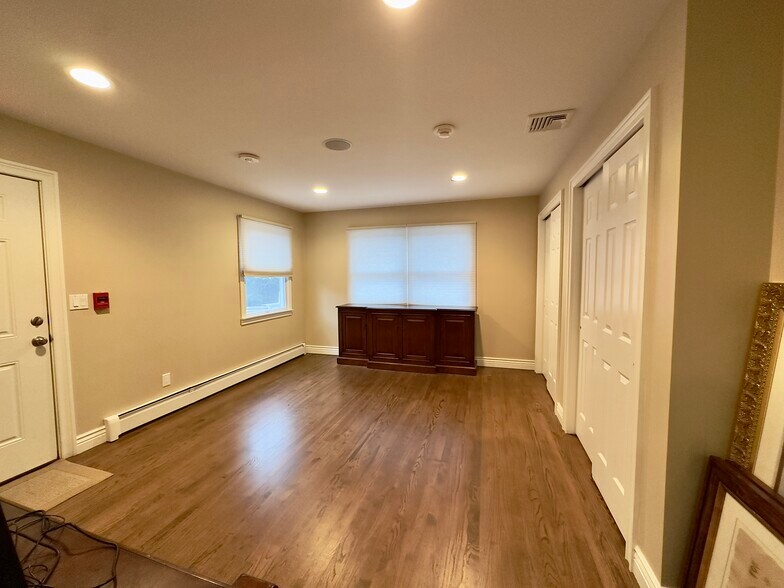 More Photos Of 319 1st Ave, Saint James Office For Sale