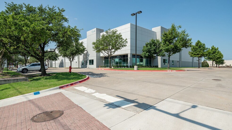 More Photos Of 925 Freeport Pky, Coppell Warehouse For Lease