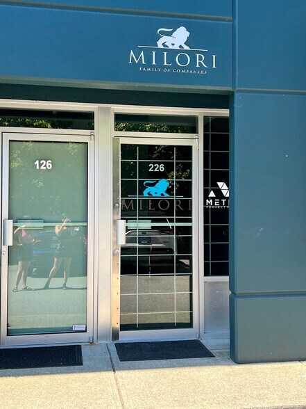 More Photos Of 998 Harbourside Dr, North Vancouver Showroom For Sale