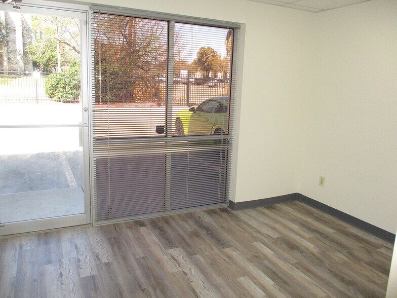More Photos Of 7340 Blanco Rd, San Antonio Self Storage For Lease