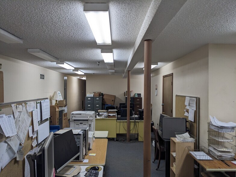 More Photos Of 314 N Maple St, Adel Manufacturing For Sale