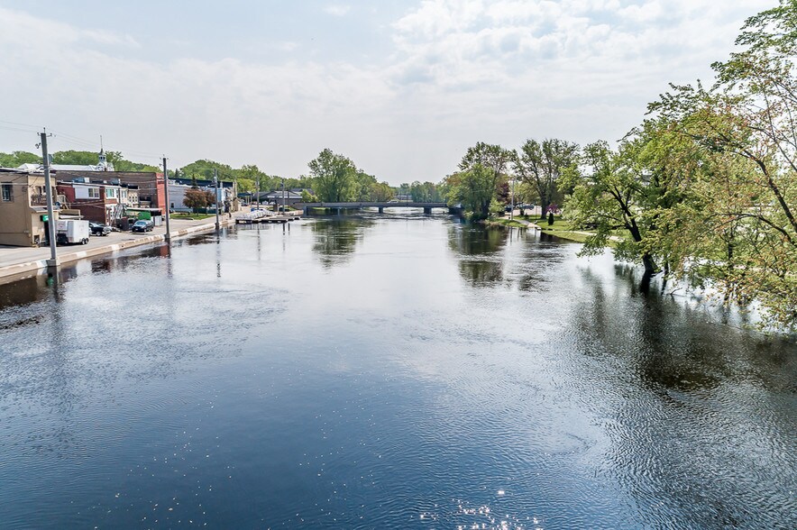 More Photos Of 318 W North Water St, New London Bar For Sale