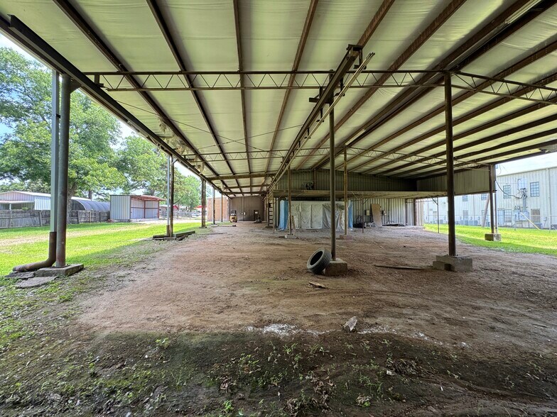 More Photos Of 1208 S Chestnut St, Lufkin Showroom For Sale