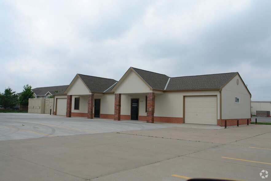 Primary Photo Of 621-633 N Kessler St, Wichita Showroom For Lease