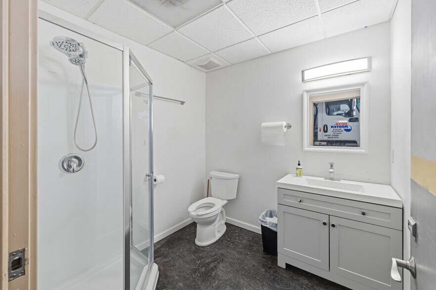 More Photos Of 335 SE Jackson St, Redmond Warehouse For Sale