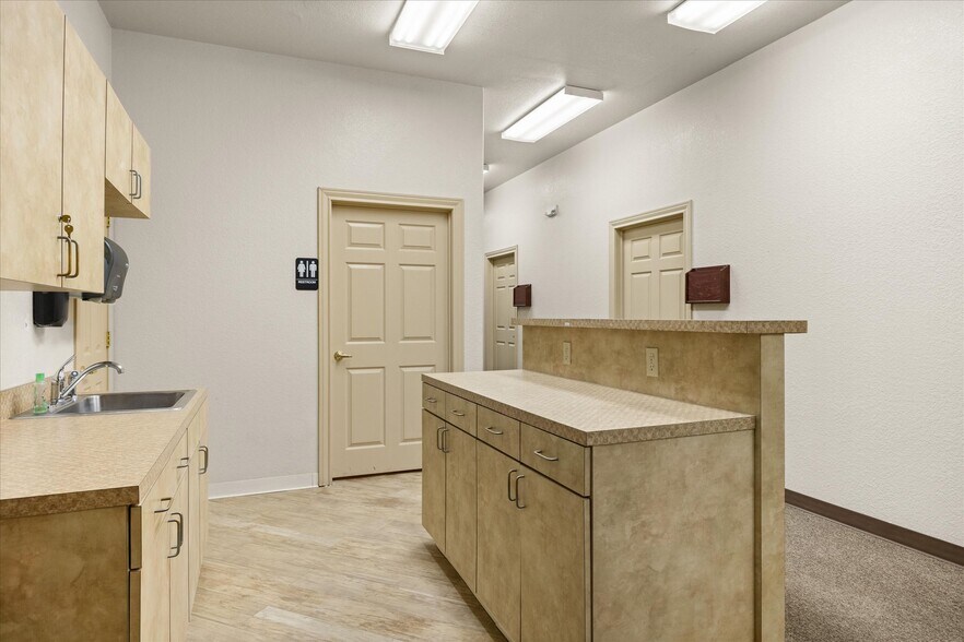 More Photos Of 1305 Paluxy Rd, Granbury Medical For Sale