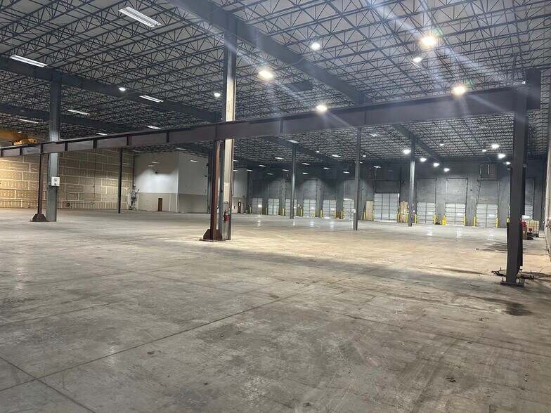 More Photos Of 600 N Sara Rd, Yukon Warehouse For Lease