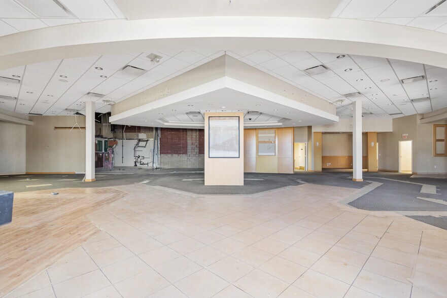 More Photos Of 451 W 14 Mile Rd, Madison Heights Freestanding For Sale