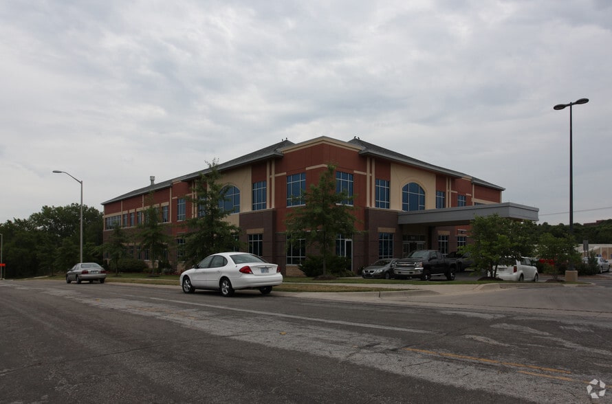More Photos Of 10601 Quivira Rd, Overland Park Medical For Lease