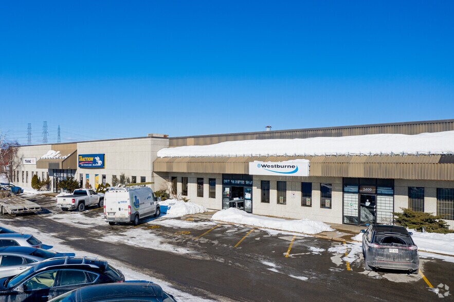 More Photos Of 3401-3421 Boul Industriel, Laval Light Distribution For Lease