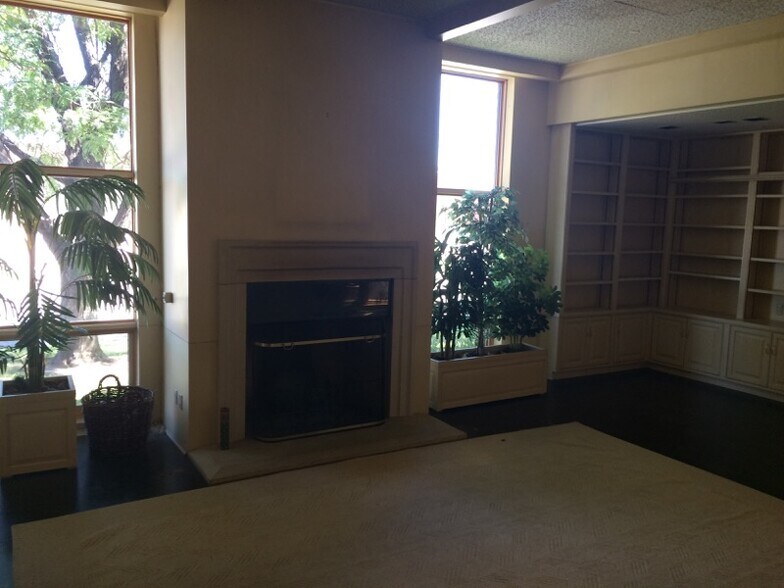 More Photos Of 2901 S Kansas St, Wichita Flex For Lease