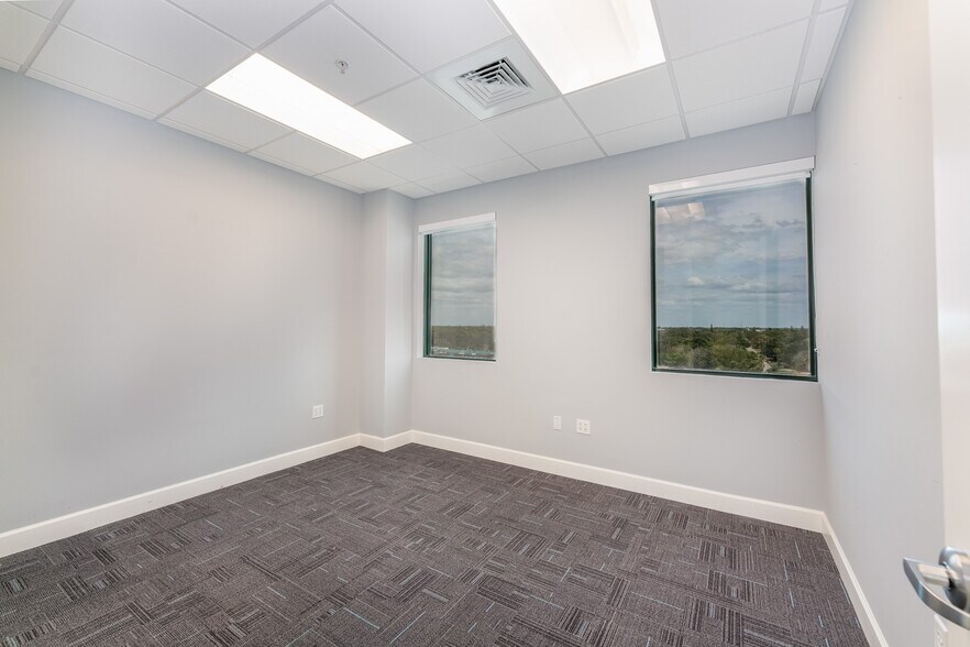 More Photos Of 1 S School Ave, Sarasota Medical For Lease