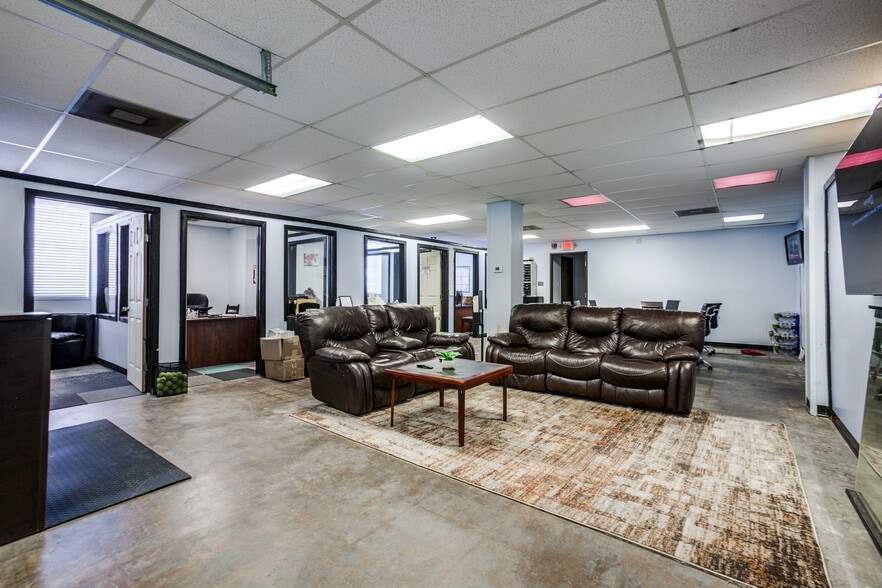 More Photos Of 1824 N 1st St, Garland Warehouse For Lease