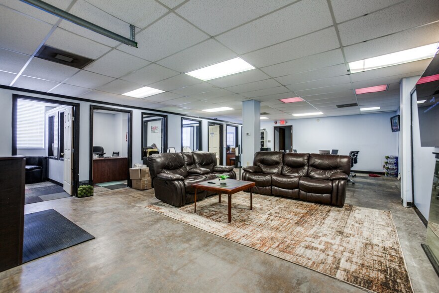 More Photos Of 1824 N 1st St, Garland Warehouse For Sale