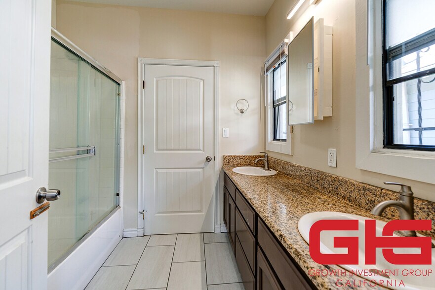 More Photos Of 1234 W 37th Dr, Los Angeles Multifamily For Sale