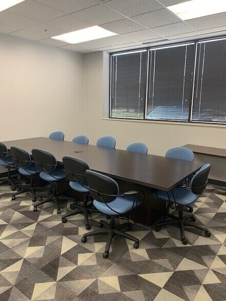 More Photos Of 2600 W 23rd St, Broadview Flex For Lease