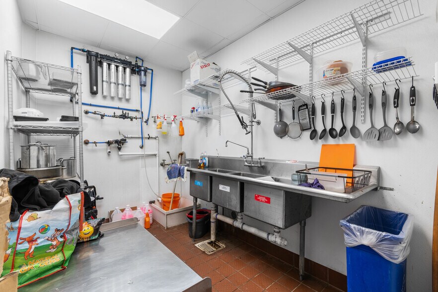 More Photos Of 2002 State Highway 66, Garland Service Station For Sale