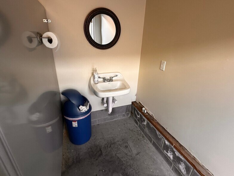 More Photos Of 522A S Main St, Broadway Flex For Sale