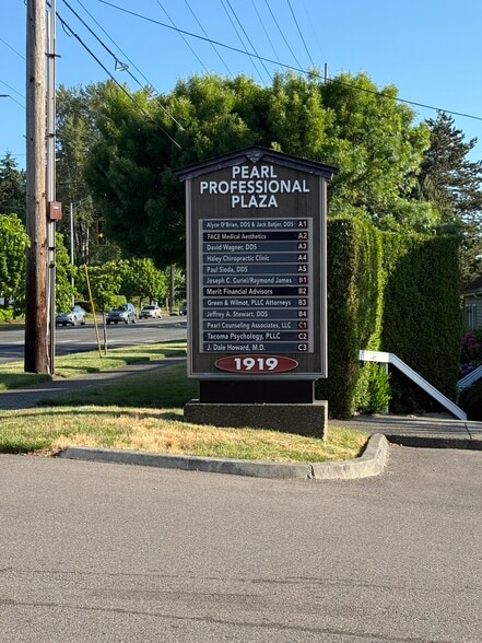 More Photos Of 1919 N Pearl St, Tacoma Office For Sale