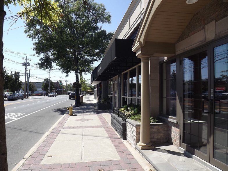 More Photos Of 43 E Main St, Smithtown Bar For Lease