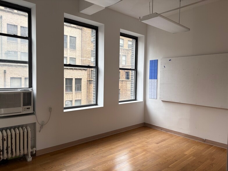 More Photos Of 260 W 35th St, New York Office Residential For Lease