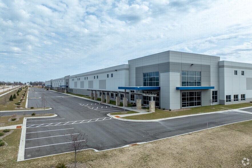 More Photos Of 10343 S Hickory St, Franklin Warehouse For Lease